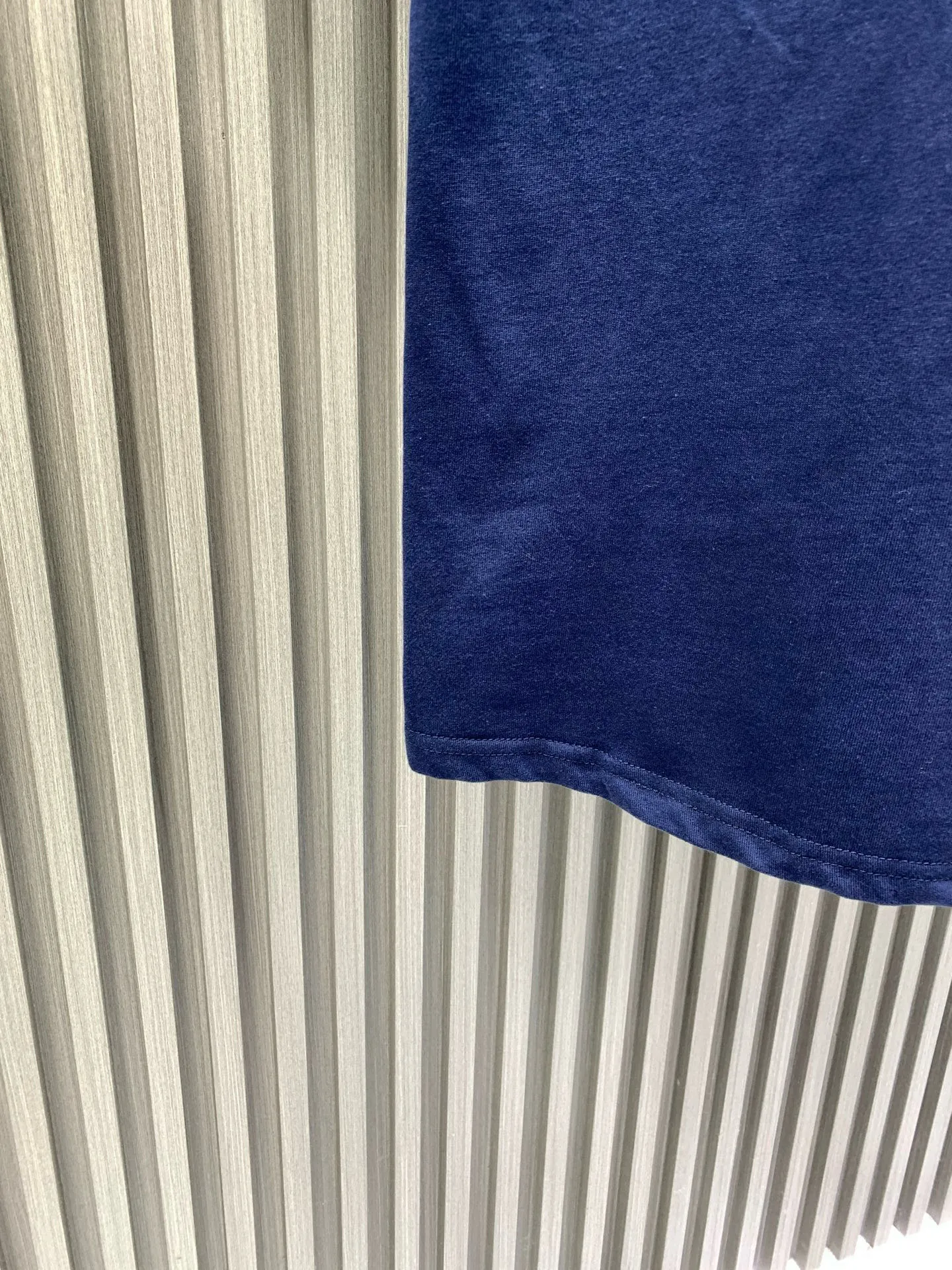 🅿️240 🀄️ Louis Vuitton 1V 2025 new hand-beaded embroidered short-sleeved T-shirt 40S pure cotton plain 100% cotton fabric 280g This T-shirt is made of soft cotton and uses beaded embroidery to express the 1V Lovers logo. It can inject an elegant atmosphere into daily looks. The fabric has good breathability and sweat permeability and can absorb sweat and micro-perspiration from human skin. It is more comfortable to wear in summer without sticking to the human body, and truly achieves breathable and sweat-absorbing effects. Sequin embroidery is also called bead embroidery or sequin embroidery. It is a type of embroidery machine. Materials with a hard texture, flat surface and high smoothness are selected to place the sequins on the fabric in the specified direction. At the same time, the embroidery needle pierces the fabric at the center of the sequins to fix the position of the sequins. The beaded part has a protruding three-dimensional surface, forming a full, embossed and undulating effect. The three-dimensional texture beads that add patterns are dyed with the original color to create a gradient beading effect. The color effect is saturated and bright, covering the entire surface and achieving the original effect. The number of particles is clear, and the overall three-dimensional effect is outstanding.